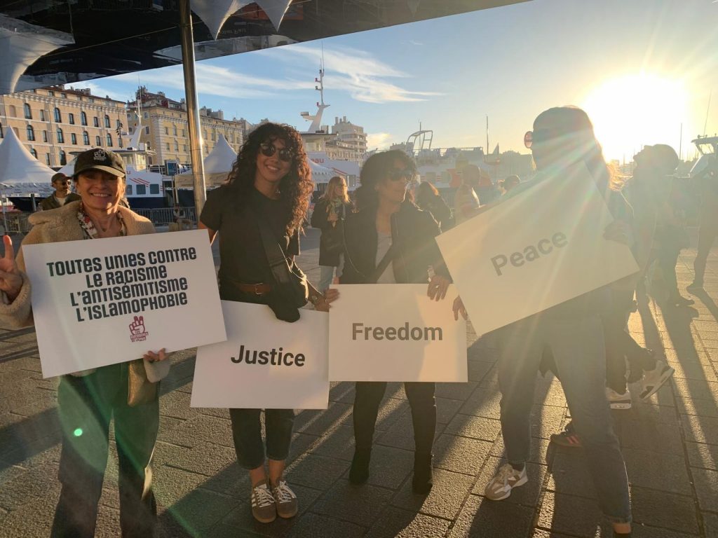 Le Forum Femmes Méditerranée et "Les Guerrières de la Paix" étaient réunies le 7 octobre sous l'ombrière pour réclamer le cessez-le-feu et la paix entre Israël et la Palestine. Nous exigeons la libération de tous les otages.